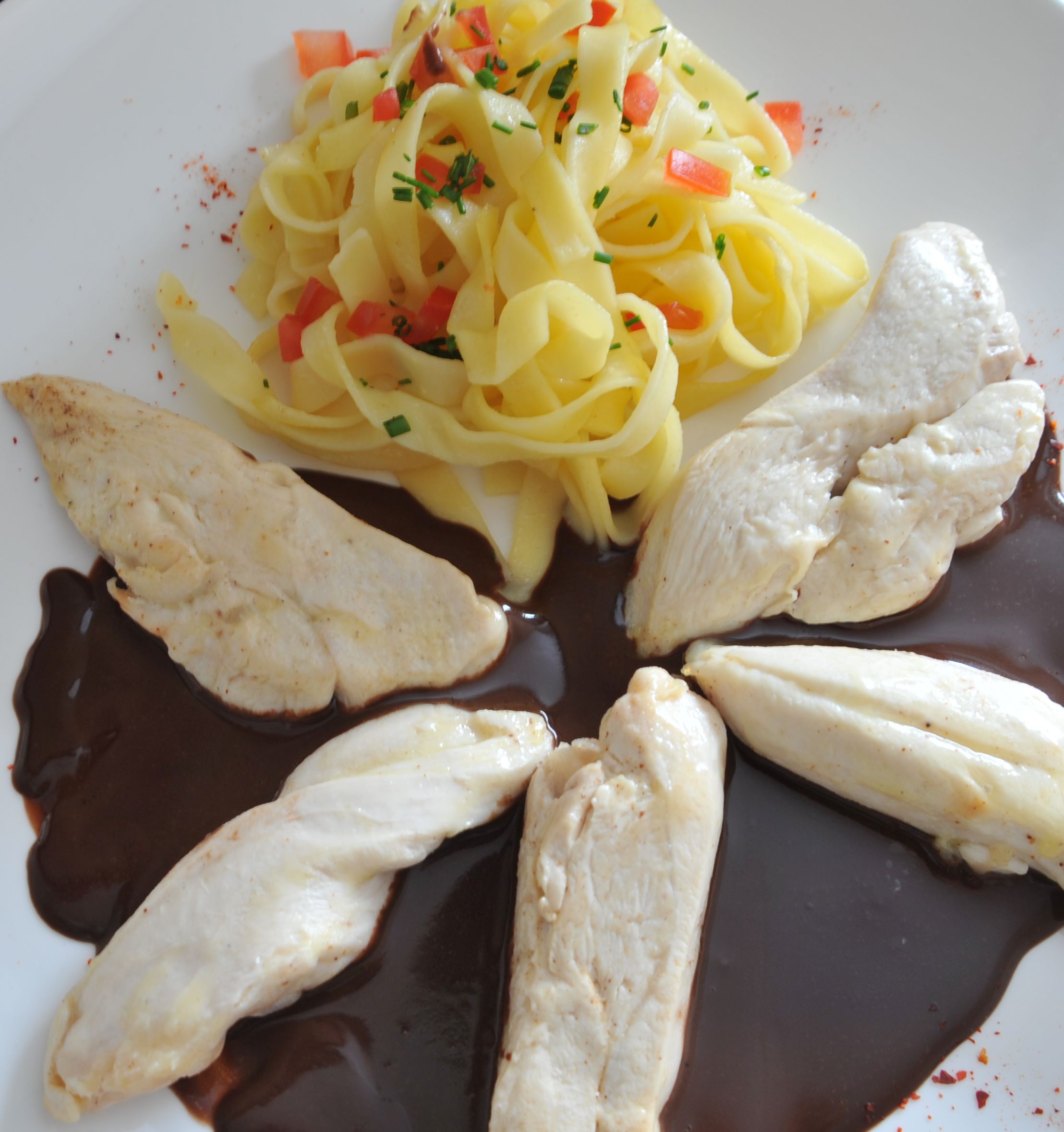 Aiguillette de Poulet sur Crème de Cacao au Piment d'Espelette