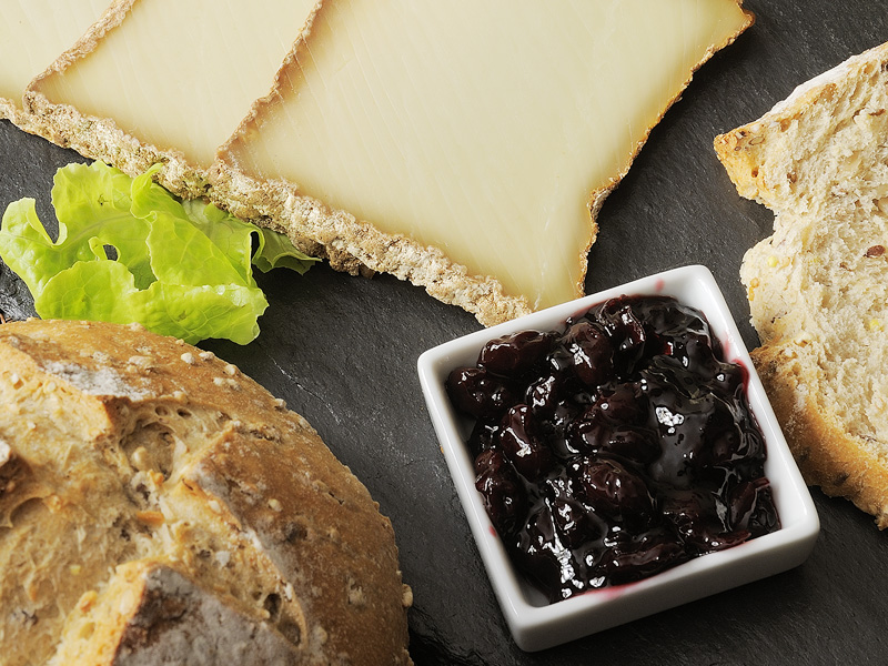 Fromage de Brebis, confiture de Cerise noire et Piment d'Espelette