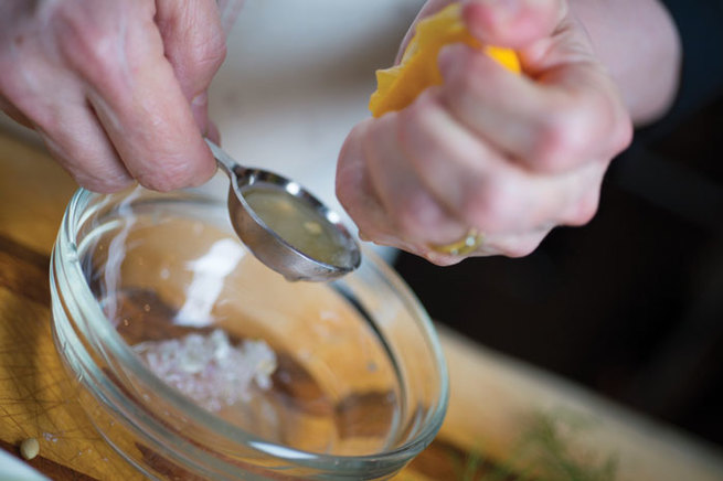 Salade de Poisson Séché aux Agrumes et Fenouil – Recette Japonaise extraire le jus du citron