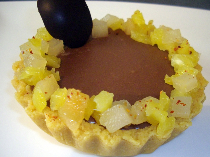 Tartelette au Chocolat, fruits et confiture de piment d'Espelette